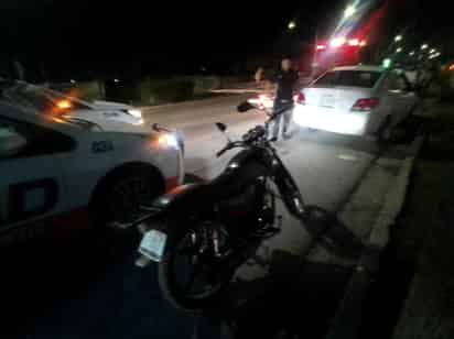 Motociclista resulta lesionado al ser impactado por vehículo.