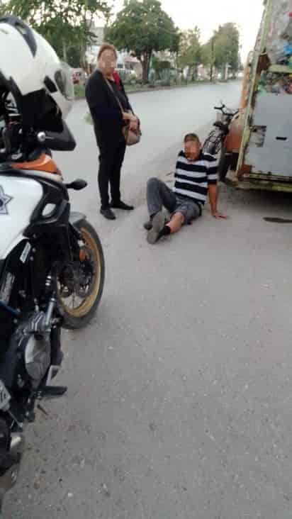 Testigos de los hechos se aproximaron al ciclista para brindarle el auxilio, al mismo tiempo que reportaron lo ocurrido al 911.