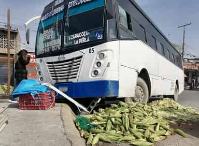 Mujer y su pequeño hijo sobreviven a impacto de autobús de transporte público en el sector Alianza.