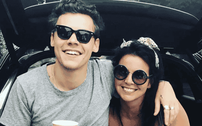 Madre de Harry Styles, molesta con las críticas que su hijo ha recibido por su corte de cabello