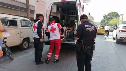 Cae empleado de montacargas elevado a 6 metros, en tienda Del Sol de Torreón, el joven fue trasladado al hospital.