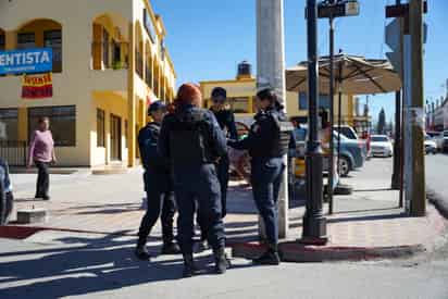 La labor de varios de los oficiales ramosarizpenses está apoyada con el uso de cámaras de solapa. (CORTESÍA)