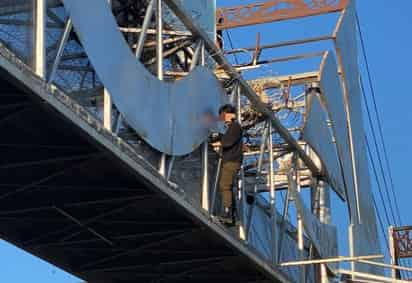 Rescatan a joven que intentó lanzarse de un puente peatonal en el periférico de Gómez Palacio