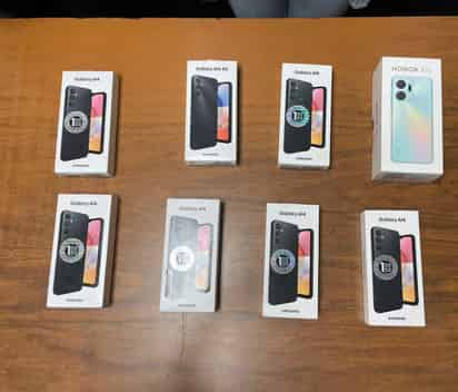 Las mujeres metieron en una bolsa negra los cinco celulares y pretendían retirarse sin pagarlos.