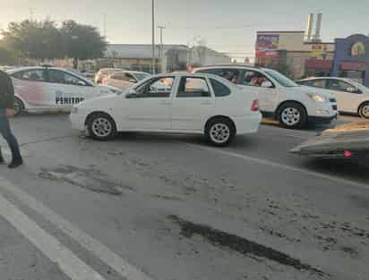 El conductor prefirió subirse al camellón que quedarse sin frenos.