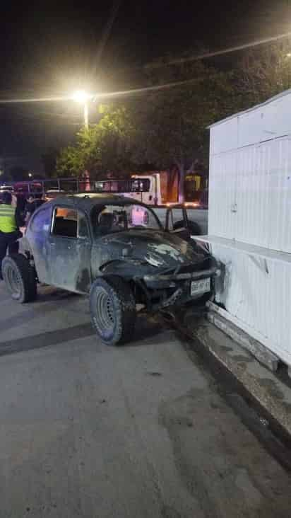 Uno de los vehículos involucrados en el accidente vial salió proyectado contra un estanquillo de metal.