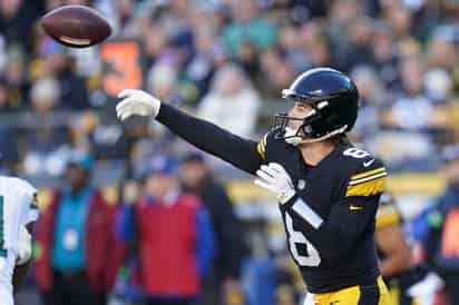 Kenny Pickett no tiene números espectaculares, pero se las ha ingeniado para liderar de buena manera la ofensiva de los Acereros de Pittsburgh. (AP)
