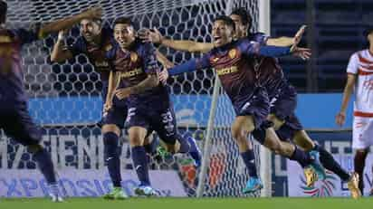 Cerna celebró efusivamente sus goles.