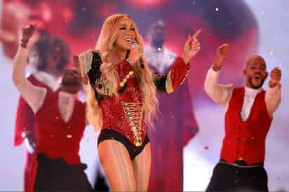 La cantante Mariah Carey luce más delgada y llena de energía en el arranque de su gira de Navidad. 