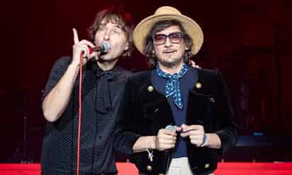 La aparición en el Corona Capital de León Larregui junto a Phoenix fue criticada por presuntamente hacer playback, sin embargo, el artista mexicano, vocalista de Zoé, salió a defenderse en Twitter.