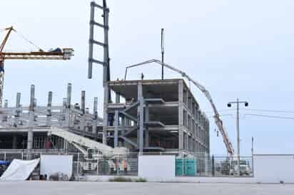 El nuevo Hospital Regional de Alta Especialidad del ISSSTE se construye en el ejido El Águila, a espaldas del Hospital General. (FERNANDO COMPEÁN / EL SIGLO DE TORREÓN)