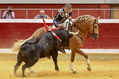 Junto a su magistral cuadra de caballos, con quienes ha cautivado a los aficionados alrededor de todo el planeta, el histórico torero a caballo se despedirá de los aficionados laguneros el próximo sábado, en Ciudad Lerdo.