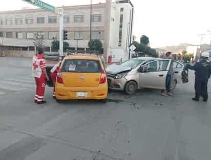 El conductor, que tenía diabetes, fue examinado para controlar sus signos vitales debido al accidente y al dolor de cabeza que experimentaba. (EL SIGLO DE TORREÓN)