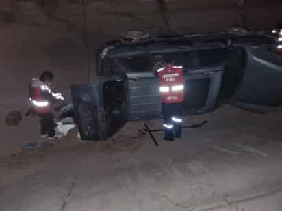 La camioneta siniestrada fue retirada del sitio con la ayuda de una grúa y depositada en un corralón de la ciudad para su resguardo. (EL SIGLO DE TORREÓN)