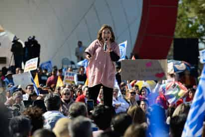 'Reconozco que ganó con un triunfo democrático', dijo la precandidata del Frente. (EFE)