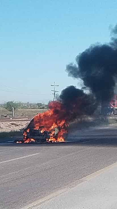 La unidad se incendio frente al ejido San Felipe de Gómez Palacio.