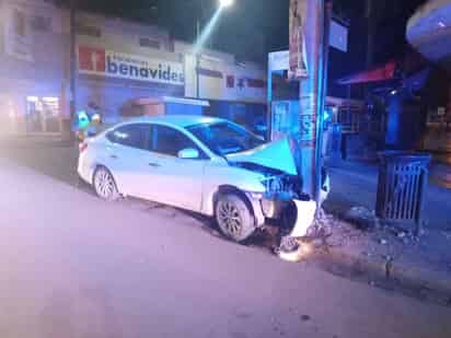 El joven perdió el control del volante y se impactó contra un poste de concreto propiedad de la Comisión Federal de Electricidad.