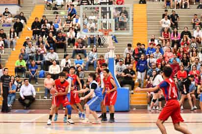En el Gimnasio Charles Thierry del Francés de la Laguna, se llevaron ayer lunes varias de las finales de baloncesto. (Fotografías de Fernando Compeán)