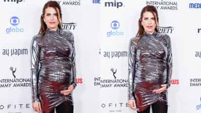 Karla Souza presumió la pancita de su tercer embarazo durante la alfombra roja de los Emmy International Awards 2023. EFE