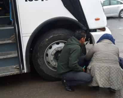 Paramédicos de Cruz Roja valoraron a la lesionada. (EL SIGLO DE TORREÓN)