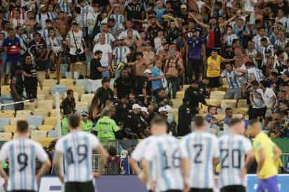 La selección visitante se llegó a retirar a los vestuarios y regresó al campo después de ausentarse 17 minutos. (EFE)