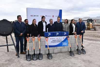 Autoridades y empresarios colocaron este martes la primera piedra del Periférico Business Park. (EL SIGLO DE TORREÓN)