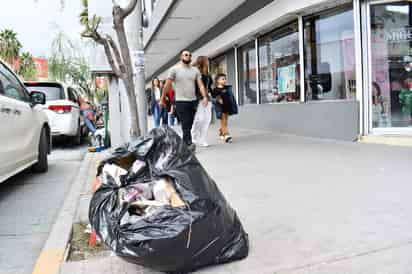 Olores desagradables provienen del interior de las bolsas de basura. (FERNANDO COMPEÁN / EL SIGLO DE TORREÓN)