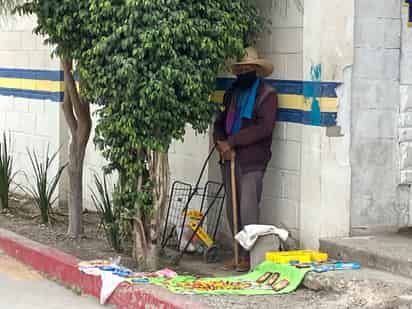 Pese a las inclemencias del tiempo, don Policarpio ofrece dulces para conseguir un ingreso extra. (EL SIGLO DE TORREÓN)