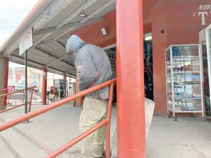 Las personas que deambulan en las calles se resisten a que los trasladen al albergue. (EL SIGLO DE TORREÓN)