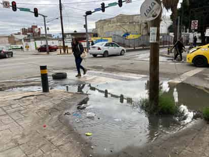 Piden el apoyo del Simas en la colonia Martínez Adame, para acabar con el agua sucia estancada bajo las banquetas.