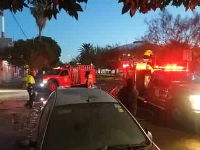 Los bomberos de la estación central acudieron al lugar y comenzaron de inmediato a sofocar el fuego, que generaba una densa presencia de humo. (EL SIGLO DE TORREÓN)