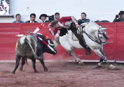 La maestría del Centauro Navarro sigue intacta, así pudieron comprobarlo los aficionados que llenaron ayer la Plaza Alberto Balderas, de Ciudad Lerdo, que vivió una tarde de fiesta y triunfo. (Fotografías de Ramón Sotomayor Covarrubias)
