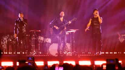 La noche de este sábado la agrupación Camila se presentó con gran éxito en Torreón, ciudad que vio nacer al cantautor Mario Domm, quien por supuesto recibió una ovación especial por parte del público. (FOTO: ENRIQUE MORENO/ EL SIGLO DE TORREÓN)