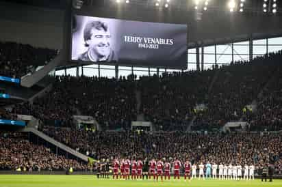 Los dos equipos aplauden al recientemente fallecido exentrenador del Tottenham Hotspur Terry Venables antes del partido de fútbol de la Premier League inglesa entre Tottenham Hotspur y Aston Villa, en Londres, Gran Bretaña, hoy 26 de noviembre de 2023. EFE/EPA/NEIL HALL