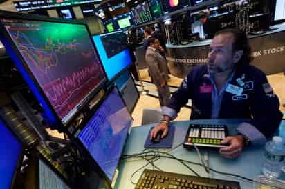 Media hora después de la apertura en la Bolsa de Nueva York, el Dow Jones se situaba en 35,362 puntos, y el selectivo S&P 500 bajaba un 0.24 %, hasta 4,557 enteros. (ARCHIVO)