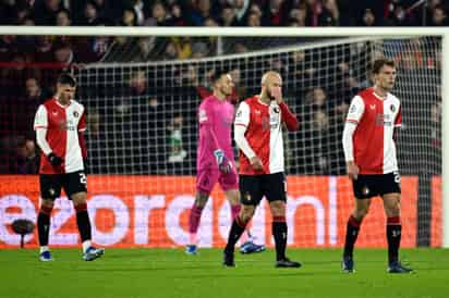 Salvador en su área, con dos acciones defensivas cruciales para contener el inicio del Feyenoord, y goleador en la contraria, con un magnífico 0-2 en el segundo tiempo, Mario Hermoso y dos goles en propia puerta de Geertruida y Santi Giménez rubricaron la clasificación para los octavos de final de la Liga de Campeones del Atlético de Madrid, con la primera posición aún pendiente ante el Lazio. EFE/EPA/OLAF KRAAK