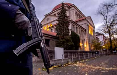 Policía alemán monta guardia frente a una sinagoga. (ARCHIVO)