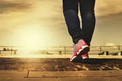 Caminar a 5 o 6 kilómetros se relacionó con un riesgo un 24 % menor en comparación con solo pasear.