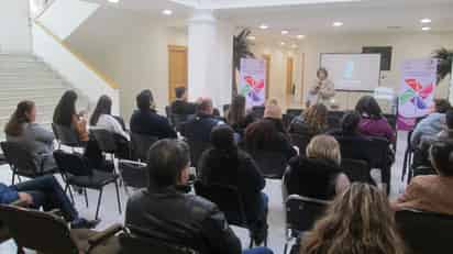 La exposición del tema estuvo a cargo de la maestra Laura Martínez Rivera y la doctora Juana María Peña Lara. (Foto: ISABEL AMPUDIA / EL SIGLO COAHUILA)