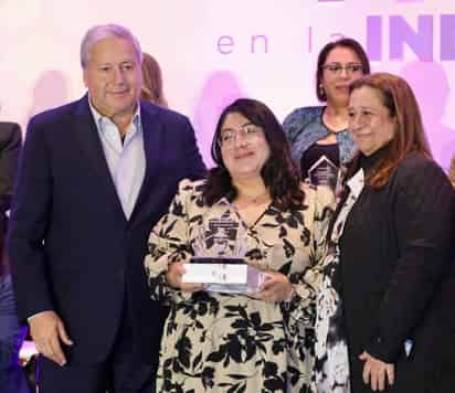 Ocho saltillenses recibieron de manos del alcalde José María Fraustro Siller, el Premio de la Mujer en la Industria 2023.