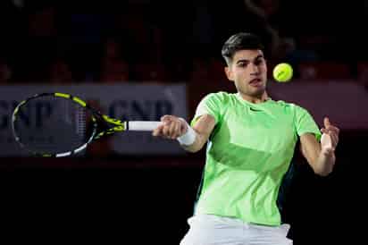 Carlos Alcaraz se impuso 7-6, 6-3 a Tommy Paul en juego de exhibición.