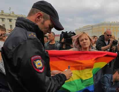 La medida, que tiene efecto 'inmediato', prohíbe la propaganda, la publicidad, el generar interés y animar a integrar las filas del movimiento LGBT. (X)