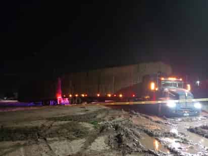 Se informó que el tractocamión se encontraba atascado en el fango, por lo que se presume que se trata de su conductor, quien descendió para realizar maniobras y liberarlo. (EL SIGLO DE TORREÓN)