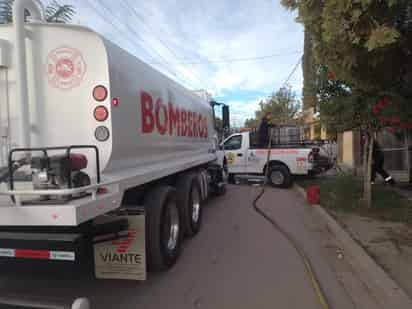 El propietario de la casa indicó a los elementos presentes que un corto circuito en el cableado eléctrico pudo ser la causa del siniestro. (EL SIGLO DE TORREÓN)