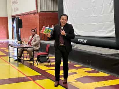 El funcionario comentó que con los materiales de “Coahuila Educa” que adquirió el estado con recursos propios, causará algunas afectaciones. (Foto: ANGÉLICA SANDOVAL / EL SIGLO DE TORREÓN)