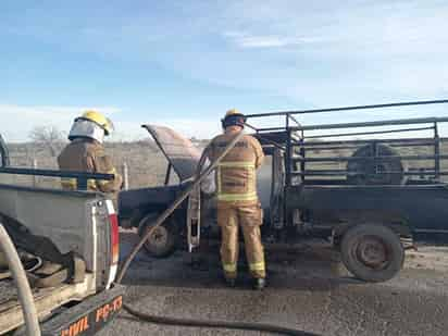 Elementos de Bomberos arribaron al sitio a bordo de una máquina de ataque rápido y comenzaron a combatir las llamas.