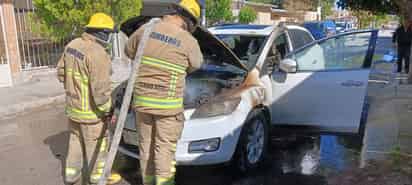 Camioneta se incendia mientras el conductor realizaba maniobras al estacionarse.