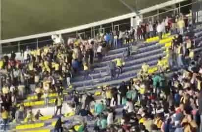 Aficionados de León y América desatan caos en la tribuna