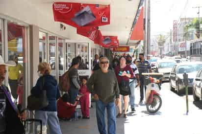 Se acerca el fin de año y así como Brenda, miles de trabajadores esperan recibir esta prestación durante la primera quincena de diciembre. (EL SIGLO DE TORREÓN)