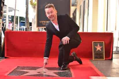 El actor Macaulay Culkin, protagonista de la película navideña 'Home Alone' (1990), recibió este viernes una estrella en el Paseo de la Fama de Hollywood.